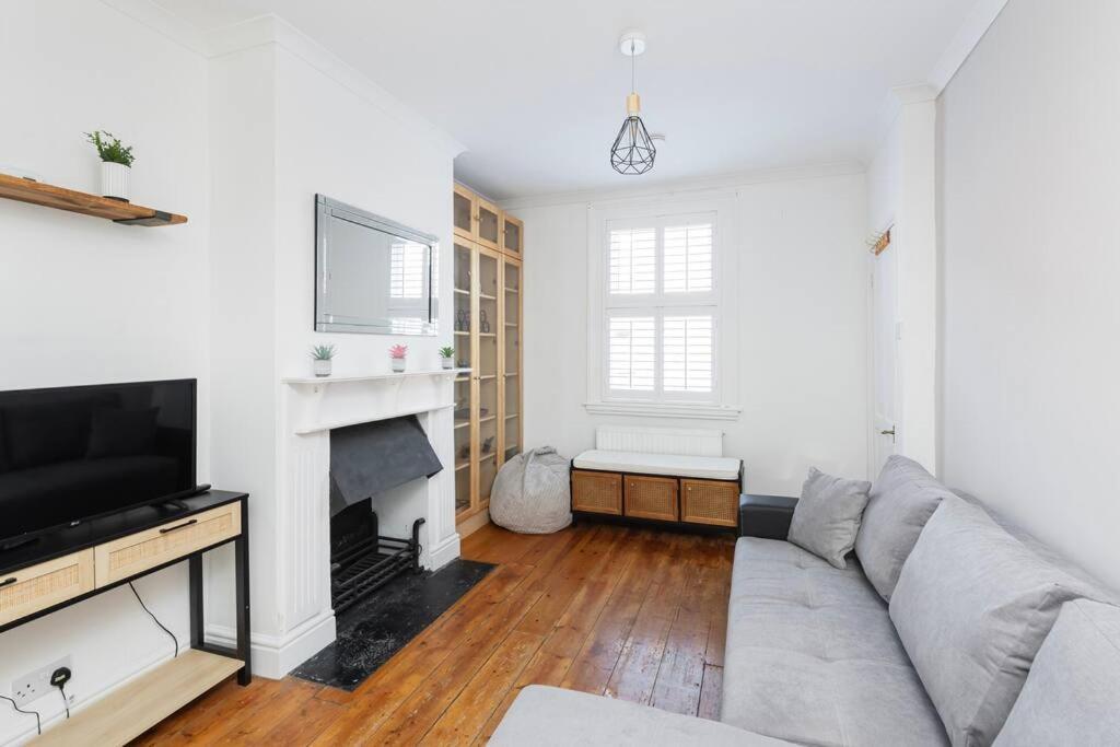 Вилла Two Bed House With Free Parking, Near Train St. Бат Экстерьер фото