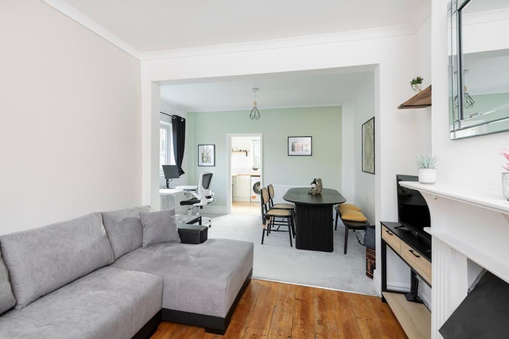 Вилла Two Bed House With Free Parking, Near Train St. Бат Экстерьер фото