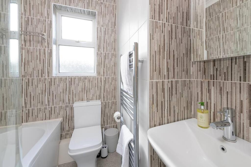 Вилла Two Bed House With Free Parking, Near Train St. Бат Экстерьер фото