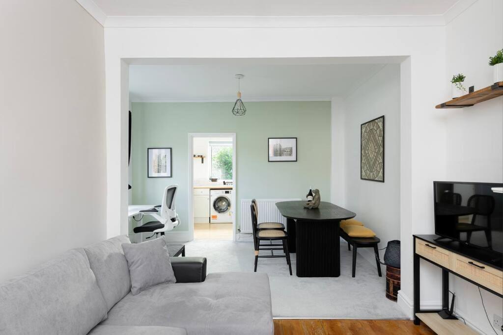 Вилла Two Bed House With Free Parking, Near Train St. Бат Экстерьер фото