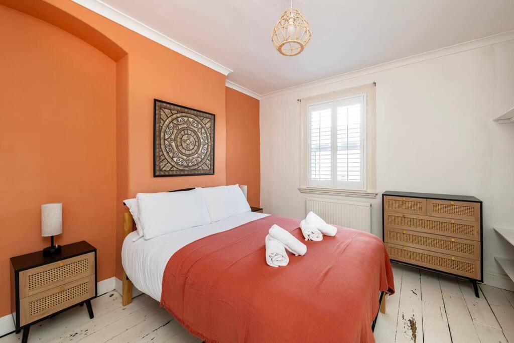 Вилла Two Bed House With Free Parking, Near Train St. Бат Экстерьер фото